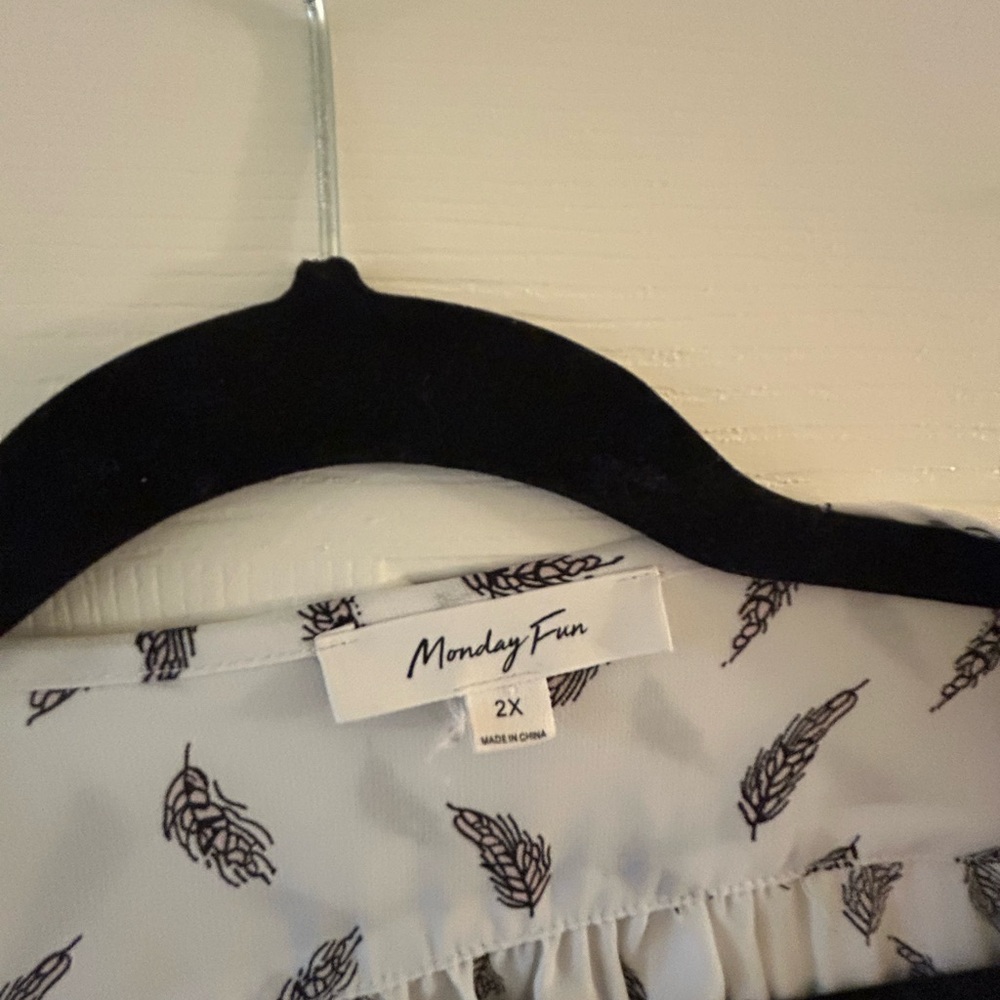 Monday Fun White Patterned Feather Women's Top - Picture 4 of 4